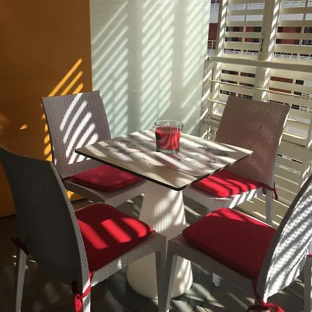 A Terrasse Ensoleillee & Parking A La Gare Du Sud * Niza